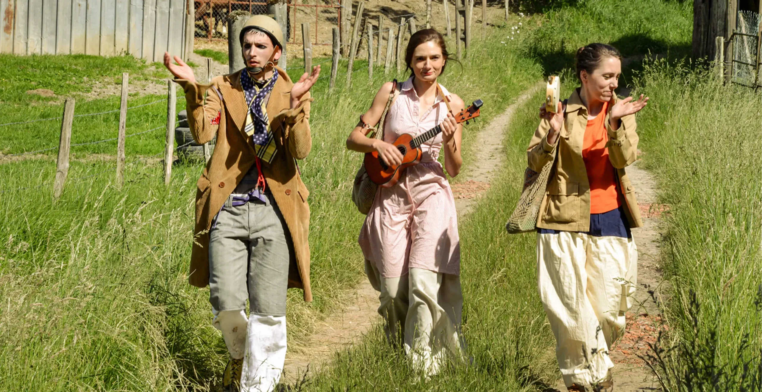 Revotopie, un spectacle du Théâtre d'Anoukis entre poésie et land art du cycle Itinéraire de travers - Création 2015