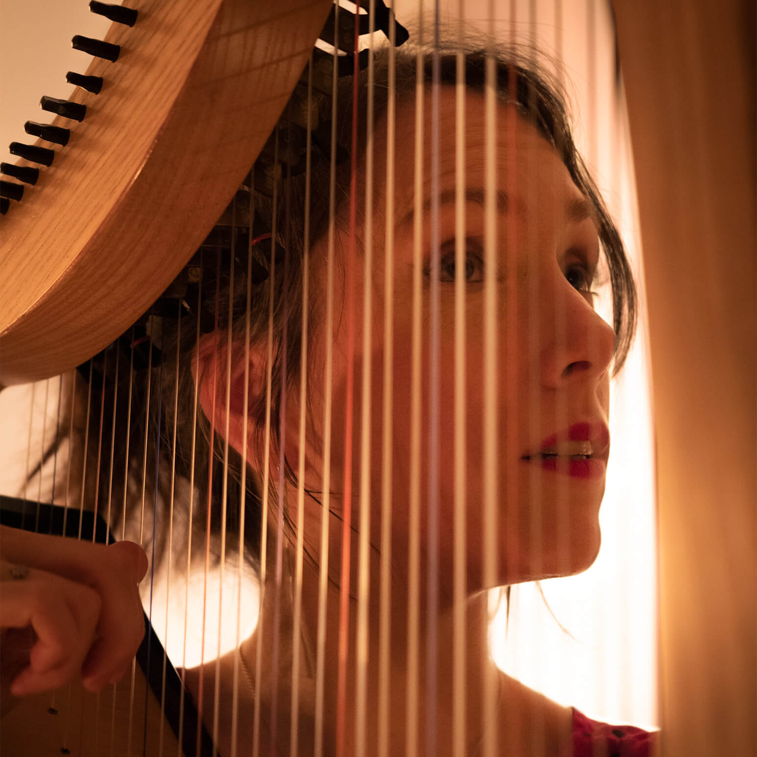 Maud Ardiet, interprète du Voyage en harpe, spectacle du Théâtre d'Anoukis